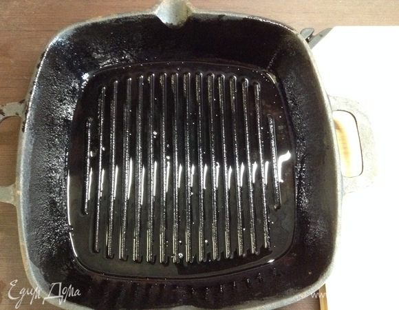 Чугунок плоский, растительным маслом чуть смазали.