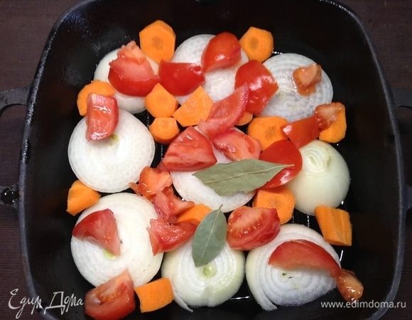 Помидорку, морковку — покрошили. Добавили лавровый лист.