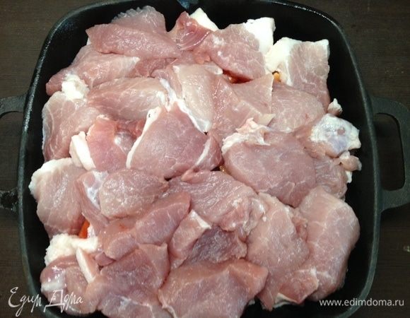 Мясо на не мелкие кусочки нарезали (с полкулачка) и плотно уложили на овощную подушку. Если жирка совсем мало — можно после, как специями посыпали и верхнюю «подушку» уложили — маслицем растительным чуть сбрызнуть. Но у свинины обычно хватает в самый раз жира, и овощи, и мясо получаются в собственном соку.