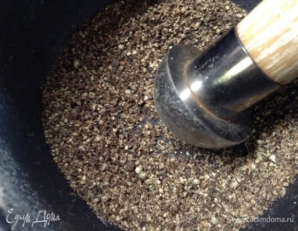 И давим-перетираем, дабы не только пряность-остроту чуть придать, но и аромат.