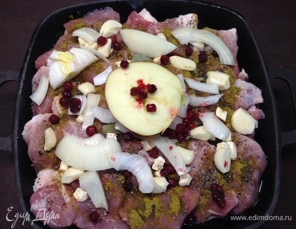 Вот и верхнюю овощную подушку укладываем. Кроме чеснока-лука и перца-соли с хмели-сунели — на глаза попалось пол-яблока (от телятины по-екатеринбургундски осталось) да брусники чуток (от соуса «К мясу») — так и их сюда же!