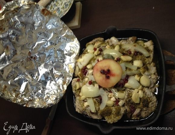 Через часок достали, проверили. Увидели — сок выделился, мясо томится в нем. Значит, все идет как надо.