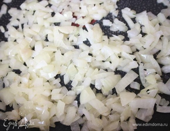 Обжарить до прозрачности лук на сковороде на топленом масле.