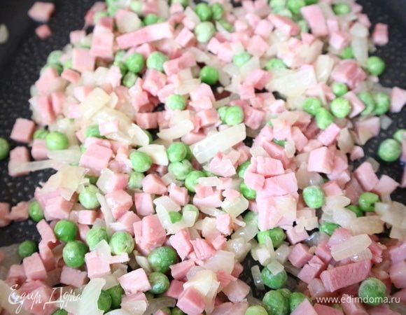 Добавить ветчину, через минуту — горошек, перемешать.