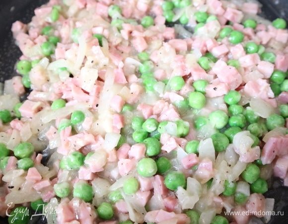 Добавить бульон, соль и перец (половину от указанного в ингредиентах количества), муку (1 ст. л.), перемешать, через минуту выключить огонь.