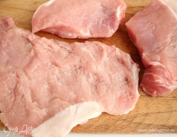 Эскалопы отбить как можно тоньше (через пленку), посолить, поперчить.