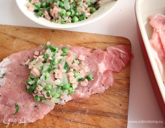 Духовку разогреть до 200°C. Положить начинку на эскалопы.