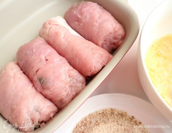 Скрутить рулеты. Яйца перемешать венчиком в отдельной посуде. Сначала обвалять зразы со всех сторон в муке (4 ст. л.), затем в яйцах, в панировочных сухарях, затем опять в яйцах, сухарях. Сухари лучше добавлять в миску, в которой будете обваливать зразы, в несколько приемов.