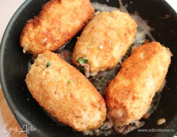 На сковороду (взять глубокую, не очень большого размера, чтобы ушло меньше масла для фритюра) налить оливковое масло, разогреть. Положить зразы на сковороду и обжарить со всех сторон.