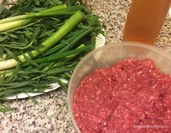 Мясо пропустить через мясорубку, добавить промытый рис, соль, перец, хорошо перемешать и сформировать тефтели.