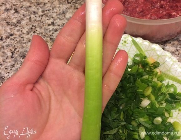 Чеснок для этого блюда используется совсем молодой. Вино я использую «Ркацители», но вы можете взять любое белое сухое вино.