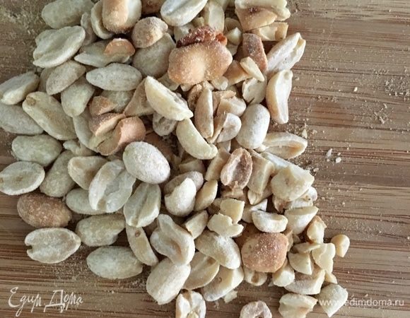 По рецепту можно брать любые орехи. У меня был под рукой обжаренный арахис. Немного порубить ножом.