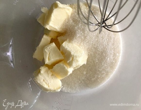 В емкость всыпаем 60 г сахара и сливочное масло. Перетереть с помощью венчика до кремовой консистенции.