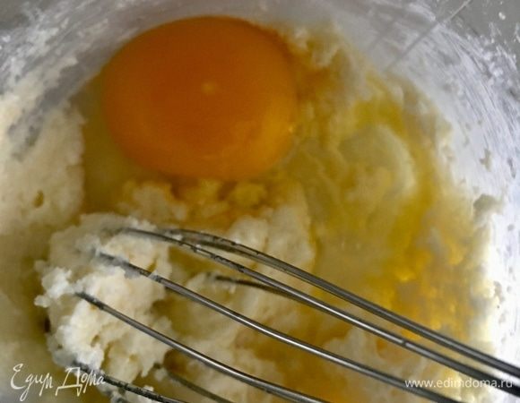 К маслу и сахару вбить яйцо и добавить ванильный сахар. Снова перемешиваем венчиком.