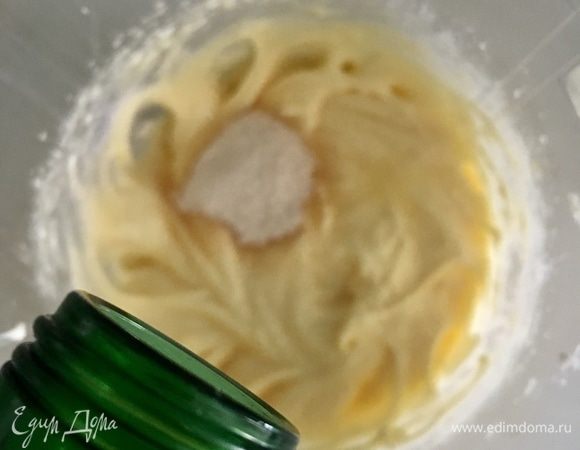 Далее вводим муку, тщательно вмешиваем в тесто. Вводим крахмал. После вливаем столовую ложку рома или любого ароматного алкоголя.