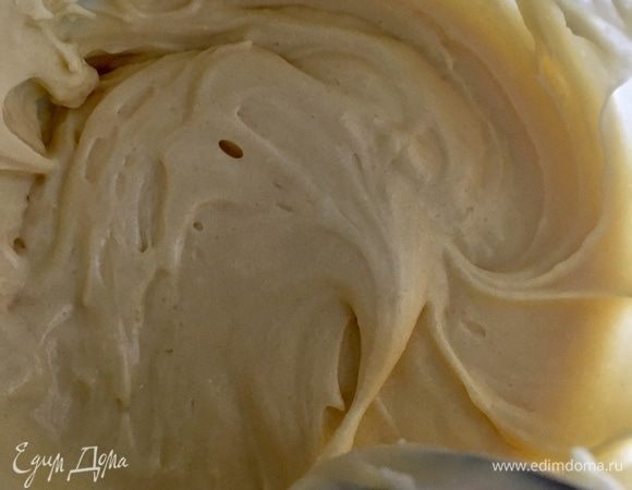 Тщательно вымешиваем тесто. Оно получается очень гладкое, легкое, нежное и похожее больше на крем, чем на тесто! И еще при этом очень ароматное благодаря ванильному сахару и душистому алкоголю.