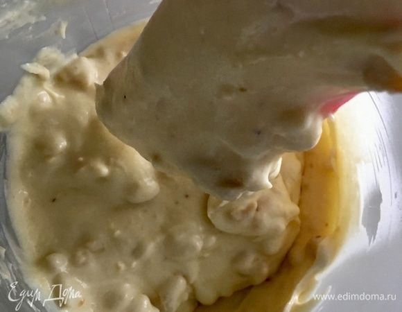 Добавляем в полученное тесто порубленные орехи и вмешиваем лопаточкой.