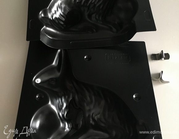 Теперь берем форму. Она раскладывается на две половинки. Кисточкой с растительным маслом пройтись по форме.