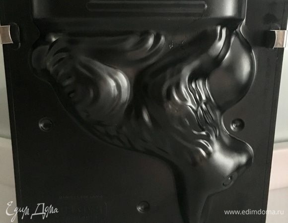 Застегнуть форму с помощью зажимов. Поставить зайчика головой вниз и аккуратно наполнить форму тестом. Разогреть духовку до 180°C и поставить выпекаться примерно на 35–40 мин. После выпекания оставить зайчика до полного остывания, затем расстегнуть форму и извлечь бисквитного кроху.