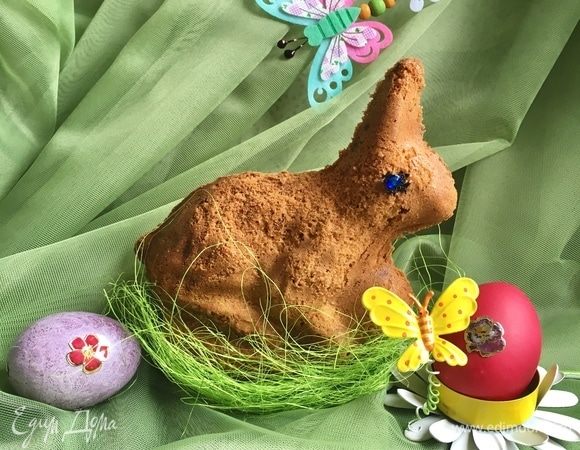 Можно посыпать для красоты сахарной пудрой. Но нам и так понравился наш игривый бисквитный зайка. Получился очень аккуратненький и милый. Больше всего я переживала, что тесто или «убежит» из формы, или зайка потом не выпрыгнет из нее. Но напрасно. А более всего порадовал вкус! По этому рецепту выпечка получилась воздушная, легкая, не требует даже никаких дополнительных пропиток или топпингов. В общем, если ищете простой и быстрый рецепт сладкого к чаю, могу посоветовать этот!