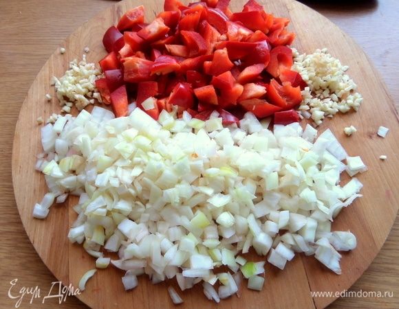 Шинкуем лук, сладкий перец и много чеснока.