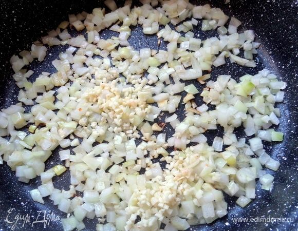 Сначала пожарить слабо лук, потом к нему высыпать чеснок.