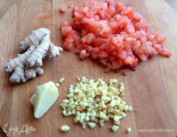Имбирь покрошить или натереть, помидор нарезать без кожицы или добавить готовые из банки томаты.