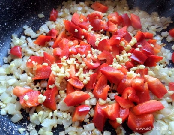 Высыпать в сковороду имбирь.