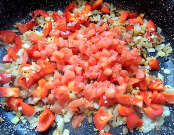 Чуть подержать на огне овощи и перенести к ним томат.