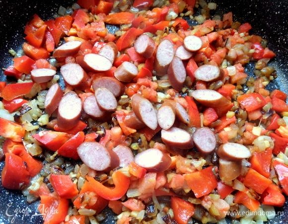 Нарезать кусочками и высыпать их в сковороду. Держать на огне минут 5.