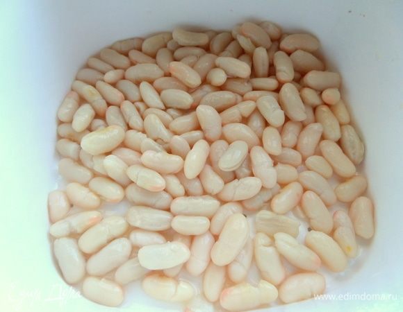 Процедить фасоль от жидкости.
