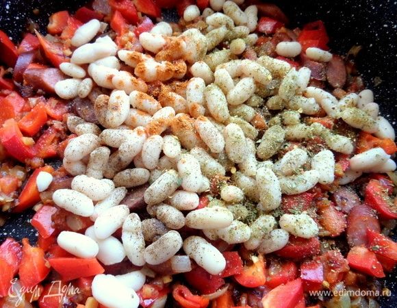 Перенести в сковороду, добавить специи.