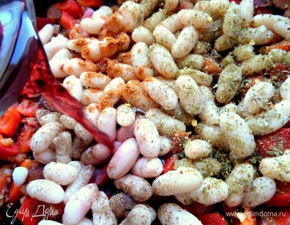 Влить вино и воду.