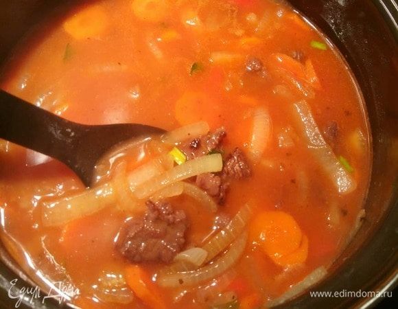 Залить водой, добавить 2 ст. л. маринада, томатную пасту. Посолить, перемешать. Накрыть крышкой и тушить на самом маленьком огне 2 часа.
