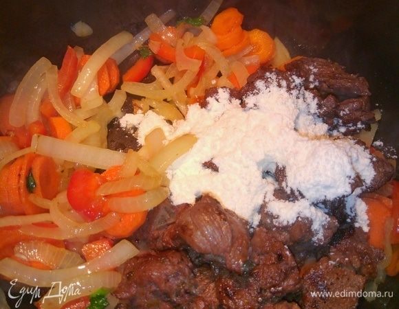 В кастрюле смешиваем овощи из маринада (кроме репчатого лука) и лук с морковью. Затем добавить обжареное мясо и муку. Все хорошо перемешать еще раз.