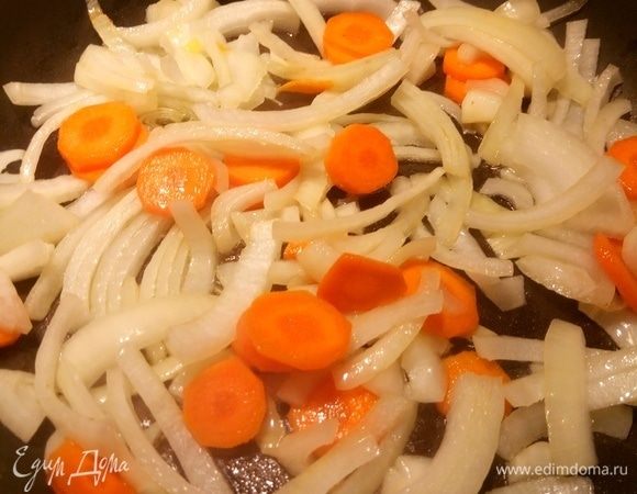 На сковороде разогреть 1 ст. л. оливкового масла. Лук (1 шт) нарезать полукольцами, морковь кружочками, немного прожарить.