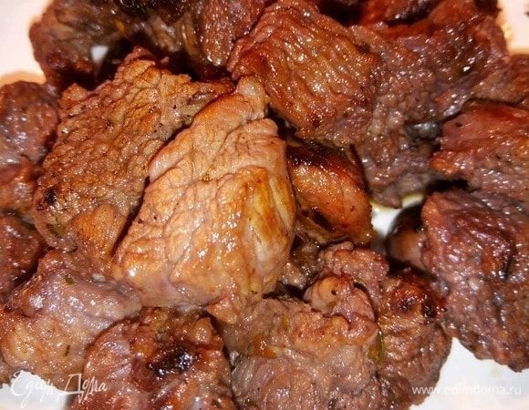 Отделяем мясо от овощей. На сковородке растапливаем сливочное масло и добавляем 1 ст. л. оливкового. Обжариваем кусочки мяса до образования корочки.