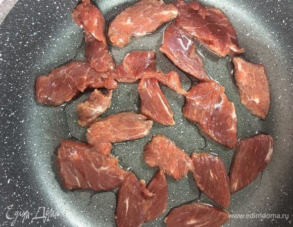 Выложить в разогретую сковороду, немного обжарить и тушить с добавлением воды чуть больше часа. Мясо должно стать очень мягким и нежным.