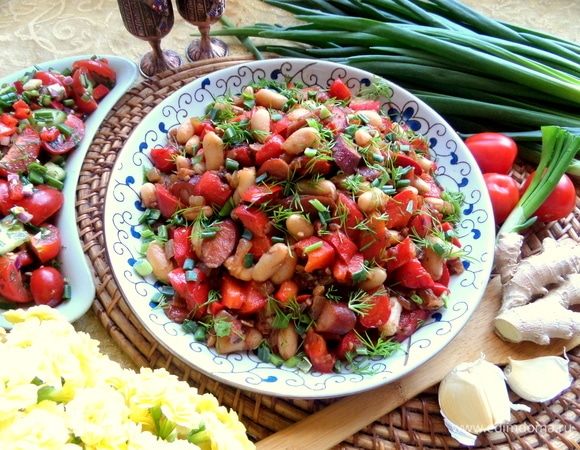 Подаем рагу в теплом виде, рядом салатик.