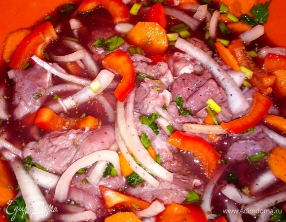 Готовим маринад: в глубокой миске смешать 1 луковицу (полукольцами), 1 морковь, нарезанную кружочками, сладкий перец, горчицу, соевый соус, лавровый лист, перец черный молотый, соль, базилик, зелень. Добавляем мясо, нарезанное небольшими кусками, вино. Маринуем в холодильнике. Я мариновала около 2 часов.