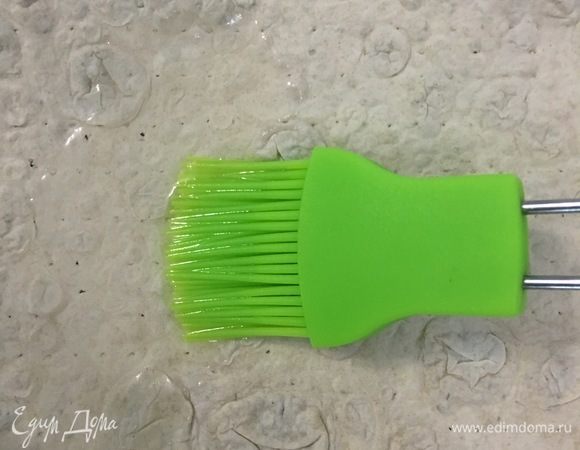 Пока тушится мясо, берем лаваш и смазываем небольшим количеством растительного масла.