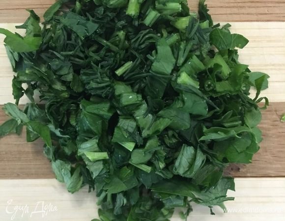 Моем, сушим, режем зелень. Зелень может быть совершенно любая на ваш вкус, у меня укроп и петрушка (очень вкусно с кинзой 😋)