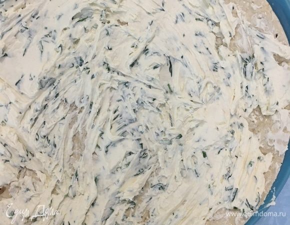 Сырную массу ровным слоем наносим на лаваш и ждем готовность мяса (лучше на это время убрать в холодильник).