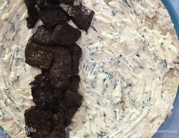 Выкладываем готовое мясо полосой на сыр и заворачиваем в рулет (можно перевезать любой зеленью). Рулет готов!