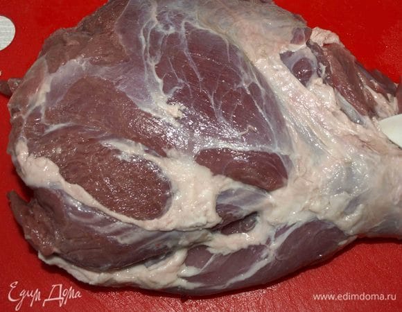 Филе баранины промыть, обсушить, удалить жир и пленку. Жир удалять без фанатизма, немного жира лучше оставить.