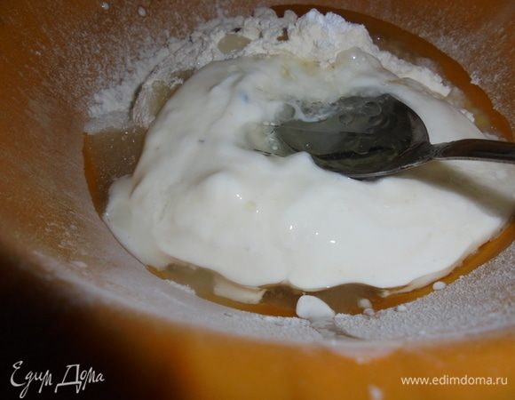 Добавить растительное масло, йогурт и 1–2 ст. л. сиропа от консервированных персиков.