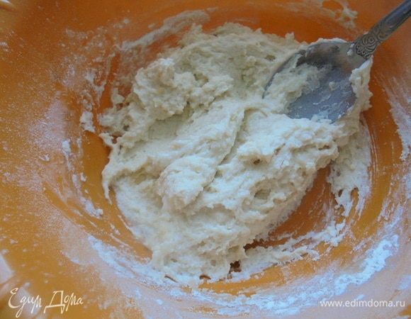 Перемешать полученную массу. Получится густое тягучее тесто.