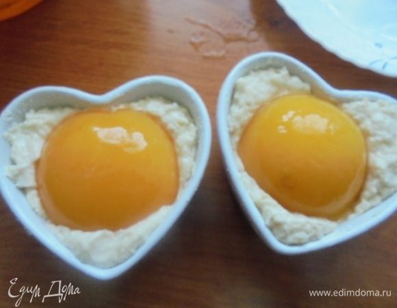 Сверху вдавить по половинке персика.