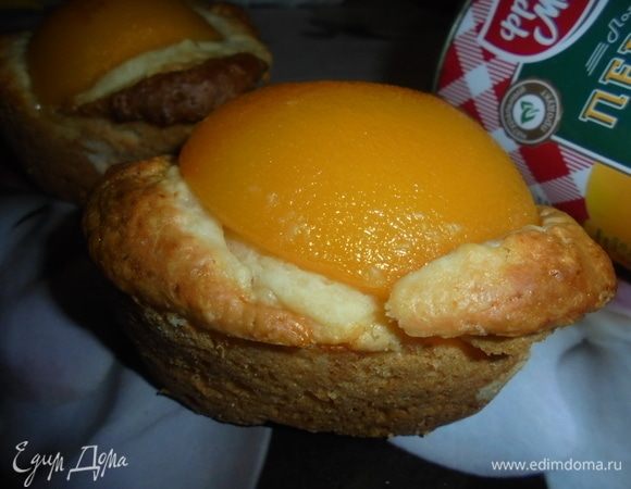 Дать слегка остыть, аккуратно вынуть из формочек.