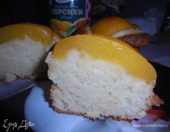 А это пирог на разрезе (резала горячим, не стерпела). Воздушный нежный мякиш, ароматная начинка! Приятного аппетита!